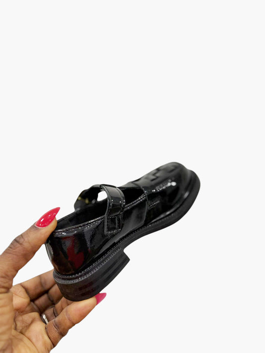 Black glossy leather weave buckle shoes