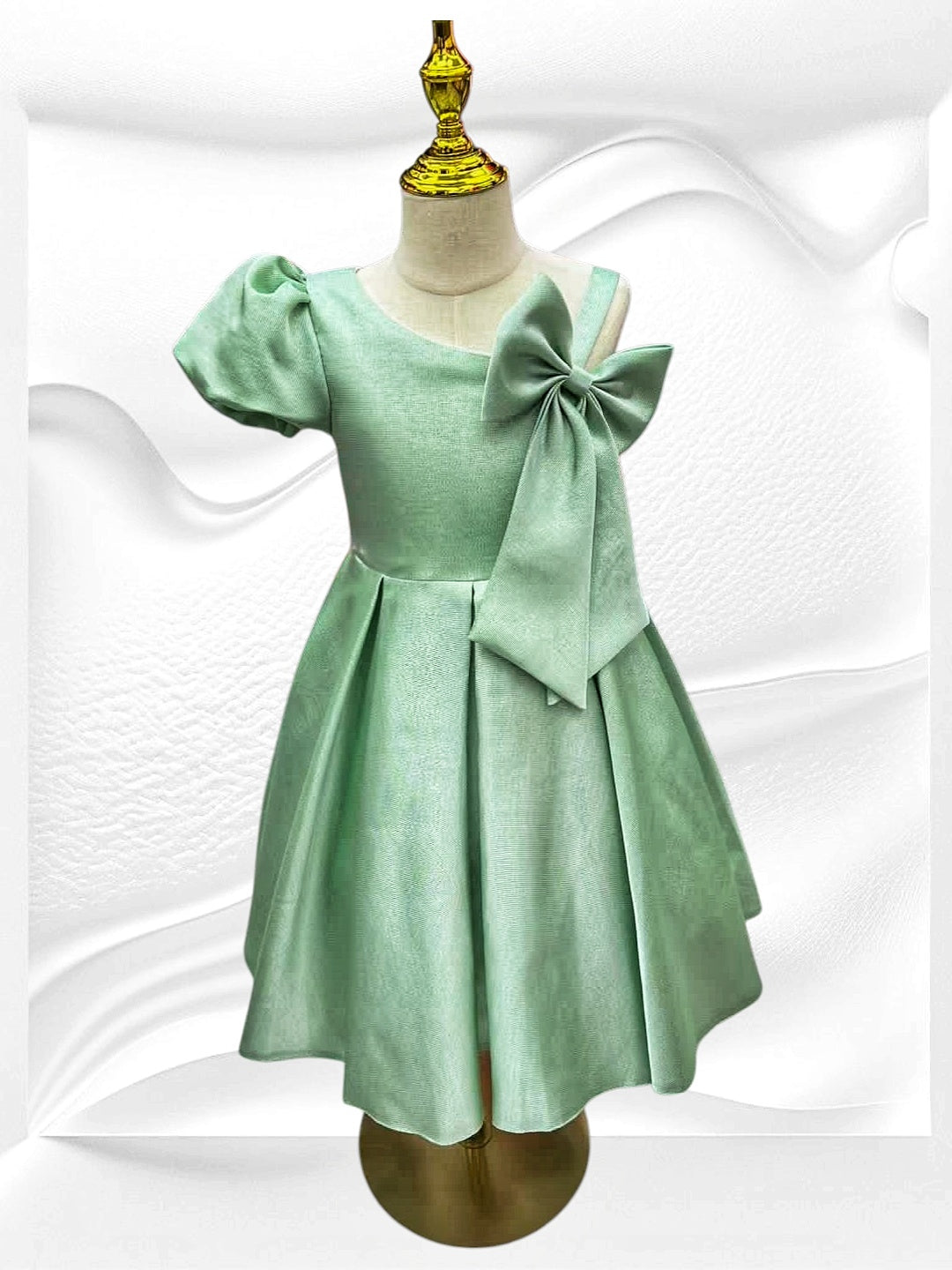 Beautiful mint-green bow arm pleated dress