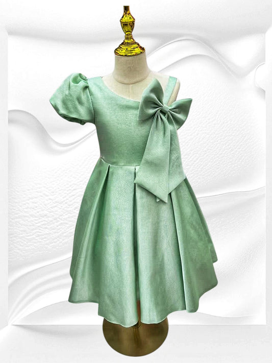 Beautiful mint-green bow arm pleated dress