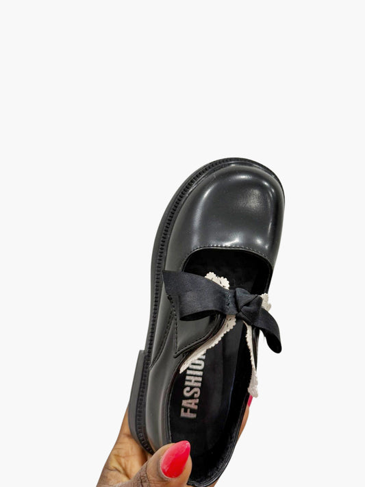 Black chic leather shoes with lace design ribbon