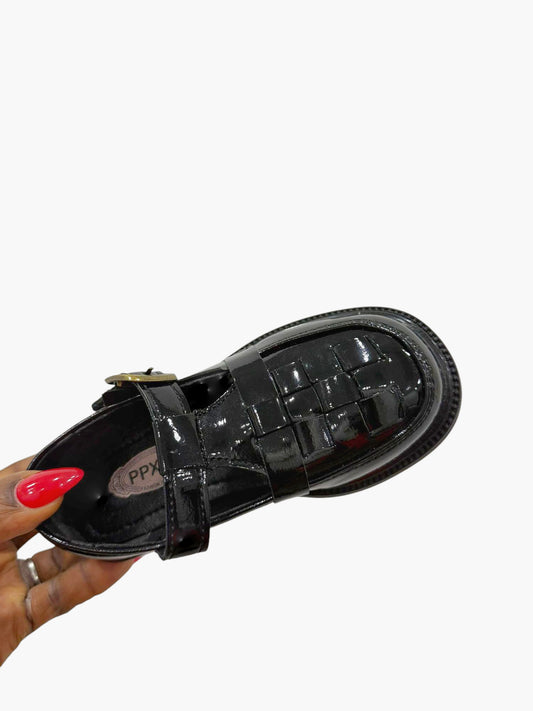 Black glossy leather weave buckle shoes